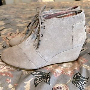 Tom’s, women’s lace up bootie, mushroom color, size 7 1/2, like new